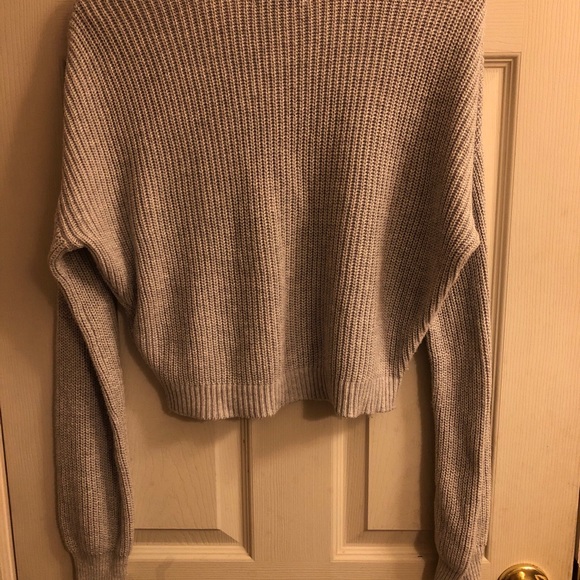 Hollister XS crew neck. Cropped. Pretty Soft grey color - Picture 7 of 11